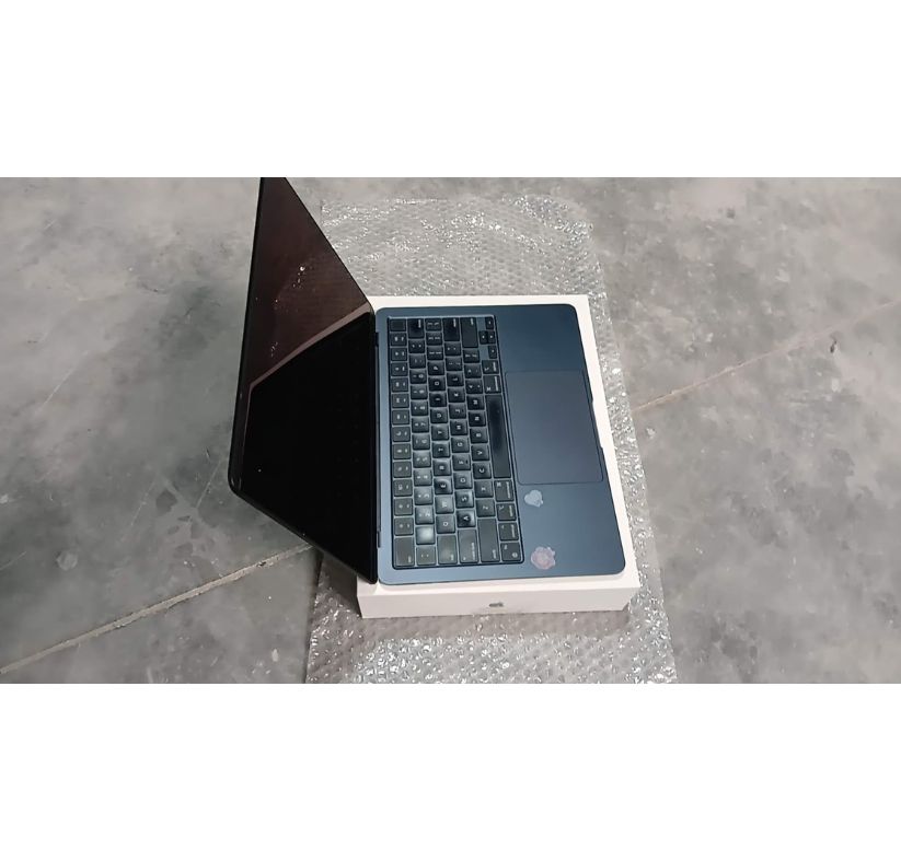 Apple MacBook Air 13.6-inch M2 8GB 256GB - Used
